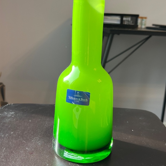Villeroy & Boch lime green glass "Nek" mini-vase, 8 in (20.5 cm) high, with box. - Picture 2 of 10